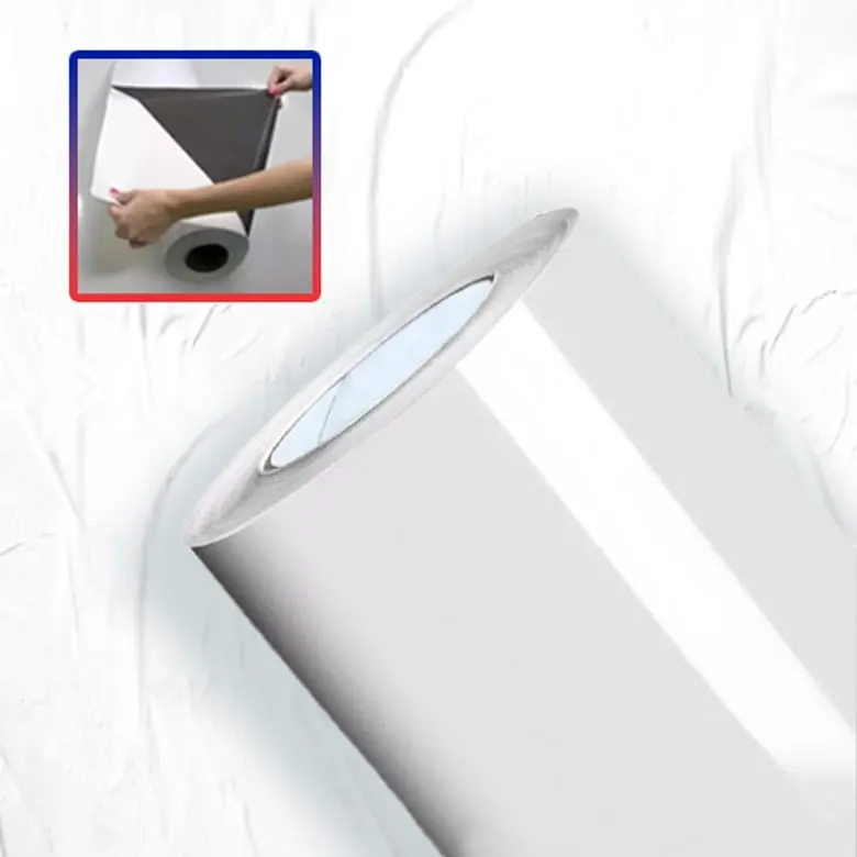 Vinil auto adesivo com filme branco brilho 80 microns, cola preta e liner 120 g/m², rolo de 1,27 m de largura