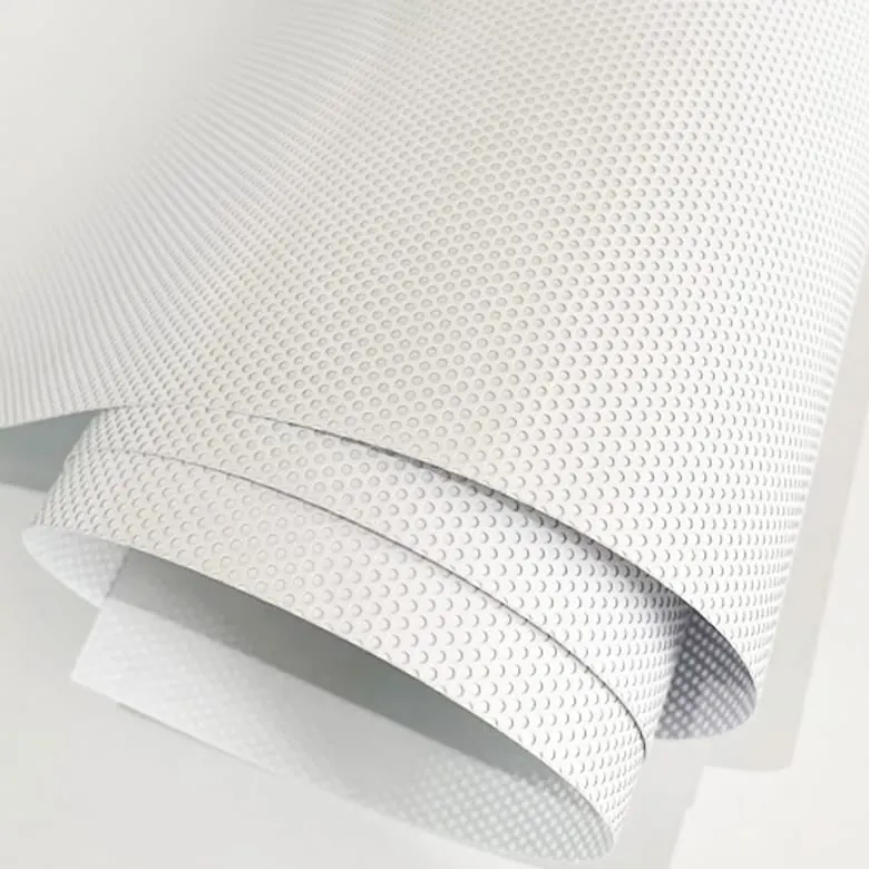 Vinil auto adesivo com filme branco perfurado 120 microns e liner 130 g/m², rolo de 1,37 × 50 m